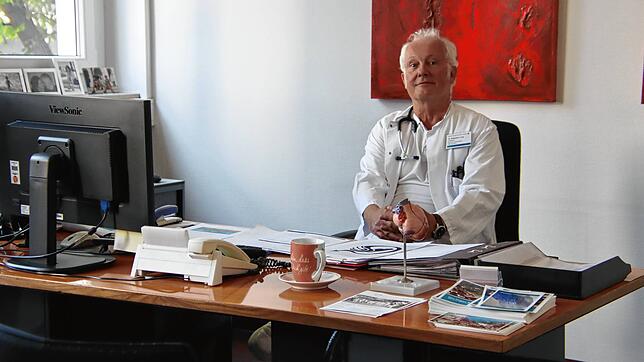 Chefarzt Sebastian Jung hinter seinem Schreibtisch im Radolfzeller Krankenhaus. Bald wird der Raum leer und Jungs Büro in Singen sein.