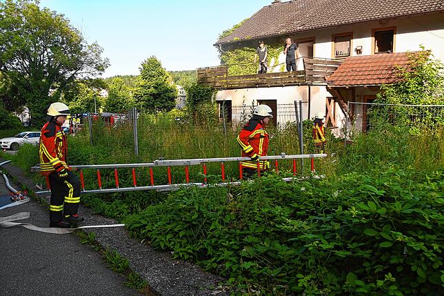 Die Einsatzkräfte bringen die Steckleiter.