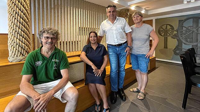 Die Eigentümer Bernhard und Angelika Muffler (links und rechts) freuen sich mit den neuen Pächtern des Seilerhauses, Sahar Irani und ...