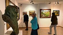 Besucher in der neugestalteten Dauerausstellung im Hans-Thoma-Kunstmuseum in Bernau. Bild: Sebastian Barthmes