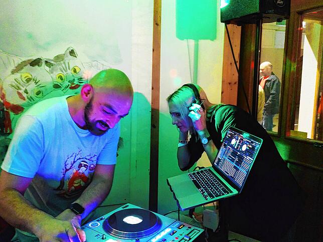 Im Zunfthaus legte DJ Fettnan aus Stuttgart auf. Er erfüllt auch den einen und anderen Musikwunsch.