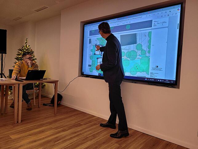 Architekt Daniel Binder erläutert erneute Änderungen am Bebauungsplan Mirabellenwiese, die eine dritte Offenlage notwendig machen, bei ...