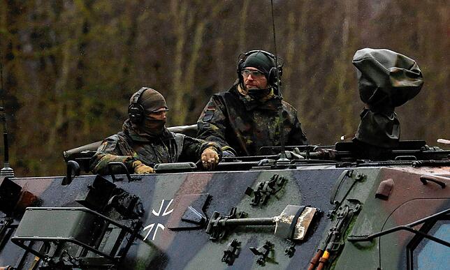 Deutsche Soldaten in einem gepanzerten Fahrzeug beim Nato-Unterstützungseinsatz in Litauen. Dort wird die Truppe um 350 Mann verstärkt.