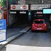 Ein Auto fährt in die Tiefgarage Kursaal ein. Links weist ein Schild darauf hin, dass Parken hier auch ohne Schranken kostenpflichtig ...