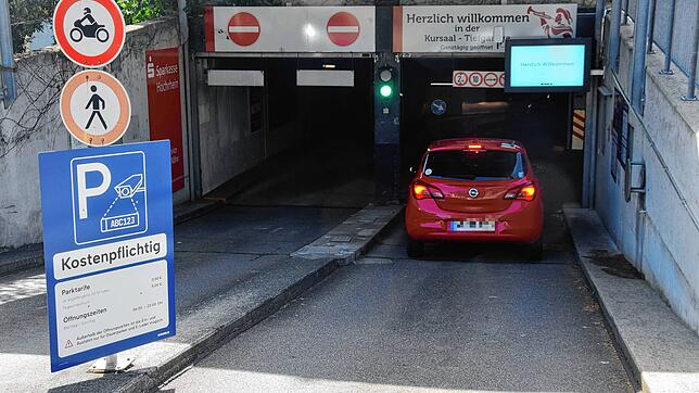 Ein Auto fährt in die Tiefgarage Kursaal ein. Links weist ein Schild darauf hin, dass Parken hier auch ohne Schranken kostenpflichtig ...