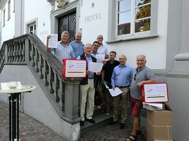 Dieses Motiv, im August fotografiert, zeigt einen Teil des Verteilerteams der Initiative Bischofsschloss vor dem Bischofsschloss (von ...