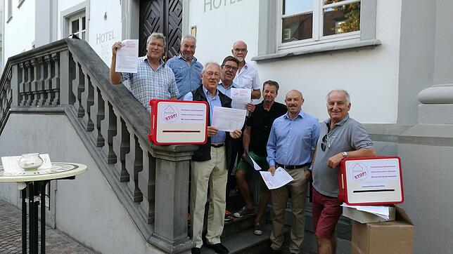 Dieses Motiv, im August fotografiert, zeigt einen Teil des Verteilerteams der Initiative Bischofsschloss vor dem Bischofsschloss (von ...
