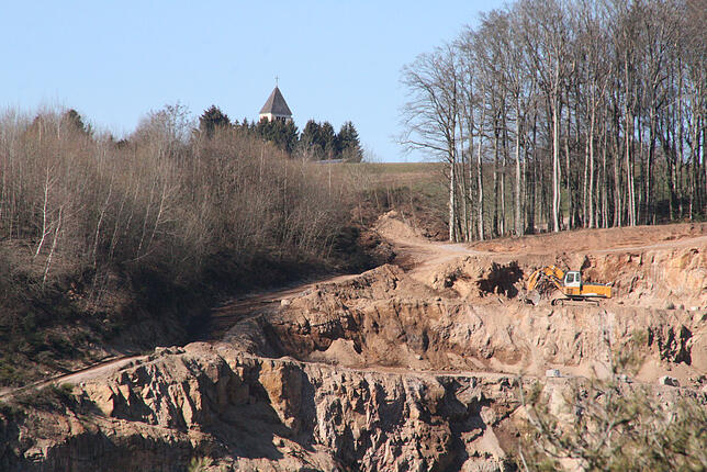 Blick vom Albsteig oberhalb der gesperrten Albtalstraße: im Vordergrund der Steinbruch, dahinter die Niederwihler Kirche. Entfernung zur ...