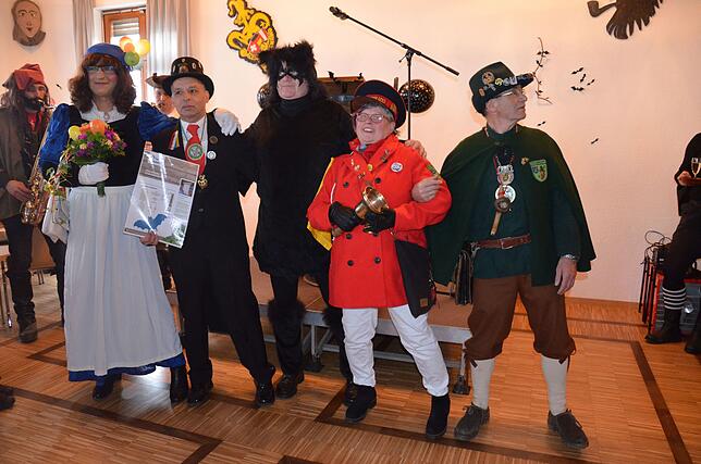 Narrenmutter Elektra, Narrenvater Bernie, Fledermaus Daniel Heß, Narrenpolizistin Christa Müller und Haslemann Bernhard Müller (von links).