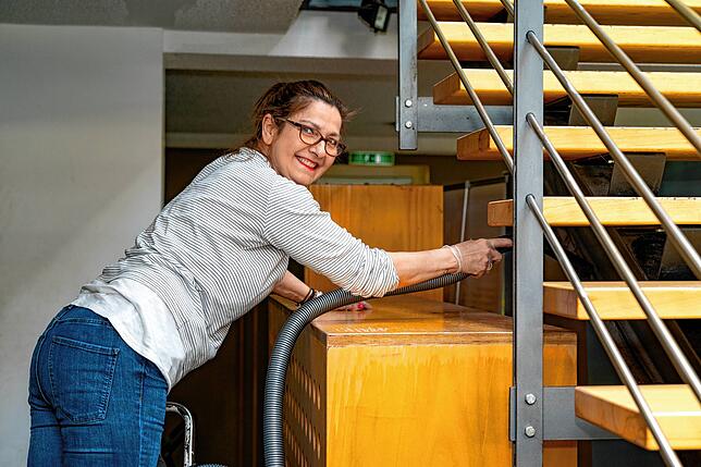 Dem wachsamen Blick von Carmen Cristilli entgeht nichts: Auch in den entlegensten Ecken wird geputzt und gereinigt.