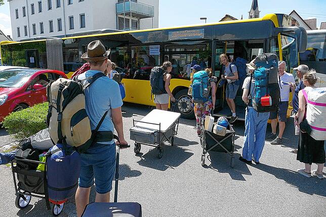 Ankunft des Sonderzugs am Bahnhof in Meßkirch: Festivalbesucher steigen in die Shuttle-Busse zum Festivalgelände in Neuhausen ob Eck. | ...
