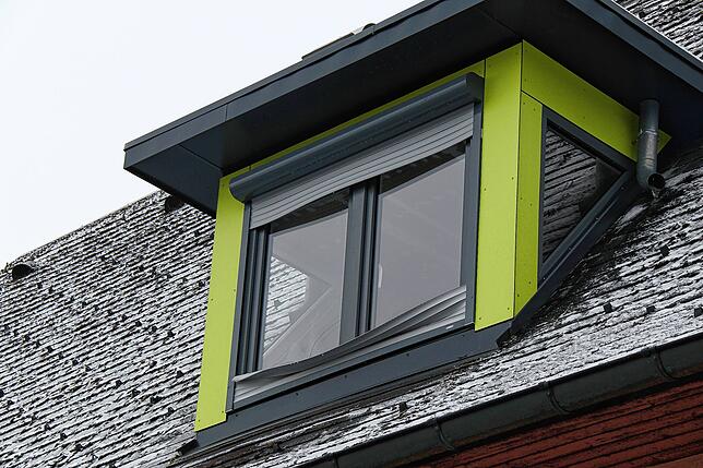 An diesem Fenster eines gegenüber liegenden Hauses in der Mühlenstraße ist zu sehen, wie die Hitze des Brandes die Rollläden verformt hat.