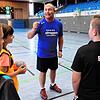 Handball-Trainer Jörg Zimmermann vom DJK Singen gibt seinen Schützlingen vor dem Training noch ein paar letzte Tipps, bevor die jungen ...