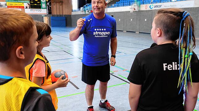 Handball-Trainer Jörg Zimmermann vom DJK Singen gibt seinen Schützlingen vor dem Training noch ein paar letzte Tipps, bevor die jungen ...