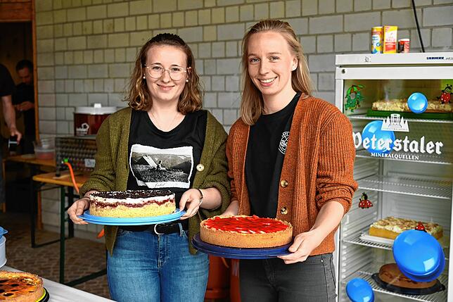 Rona Siedle (links) und Leonie Hilser präsentieren leckere Kuchen. Im Bild eine Biskuit-Torte sowie ein Erdbeerkuchen.