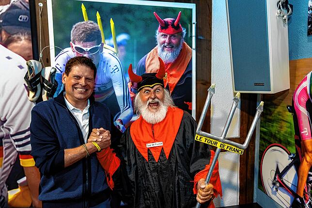 20 Jahre liegen zwischen dem Foto im Hintergrund und seinen Protagonisten im Vordergrund: Jan Ullrich mit seinem größten und ...