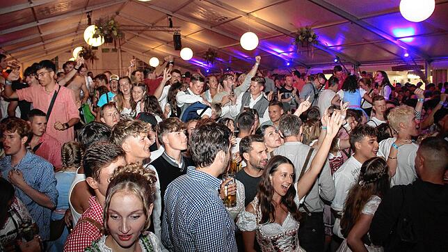 An allen Festtagen herrschte im Festzelt der Bohlinger Sichelhenke beste Stimmung: Tausende von Besucherinnen und Besuchern feierten ...