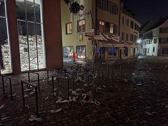 Ein Mitarbeiter der Technischen Betriebe Konstanz säubert den Münsterplatz.