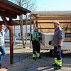 Hauptamtsleiter Hubert Walk, Werner Menzer und Raimund Keller von den technischen Diensten der Stadt (von links), richten Räume beim ...