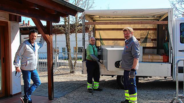 Hauptamtsleiter Hubert Walk, Werner Menzer und Raimund Keller von den technischen Diensten der Stadt (von links), richten Räume beim ...