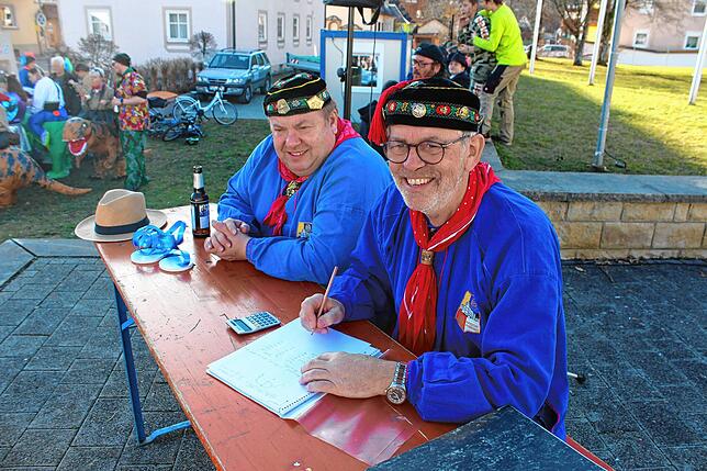 Michael Abert, Ehrenzunftrat, und Peter Disch notieren alle Ergebnisse sehr sorgfältig.