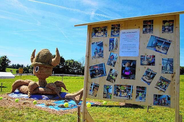 Bild 15: Aufbauarbeiten zum 11. Höchenschwander Strohskulpturen-Wettbewerb mit Bauernmarkt in Höchenschwand