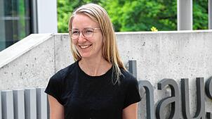 Monja Rinderle vor dem Rathaus in Owingen. Sie ist die Großnichte von Monika Rinderle, die Opfer des Nationalregimes geworden ist.