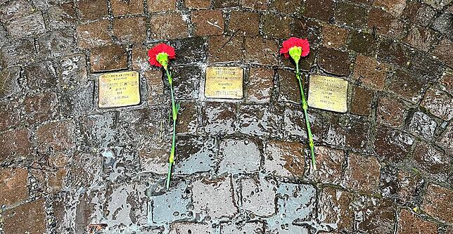 Sauber und mit beigelegter Blume erstrahlen die Stolpersteine von Barbara und Hermann Levinger in der Überlinger Bahnhofstraße.