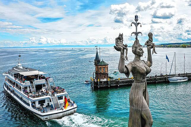 Blick auf die Hafeneinfahrt von Konstanz: Die Imperia ist längst zu einem städtischen Wahrzeichen geworden.