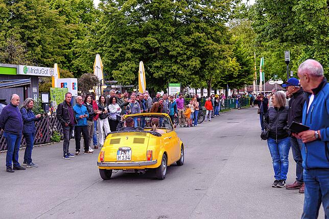 Bild 12: Oldtimerparade in Friedrichshafen lockt zahlreiche Zuschauer – exklusive Bilder!