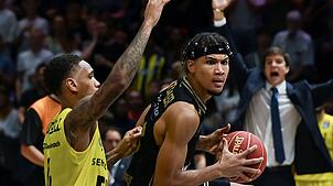 Brandon Tischler (r) spielt nächste Saison weiter für die MHP Riesen Ludwigsburg