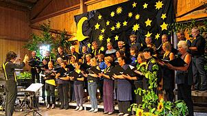 Der Lammchor wandelt bei einem atemberaubenden Konzert durch die Nacht und nimmt die Besucher mit. Begeisterter Applaus ist der Lohn für ...