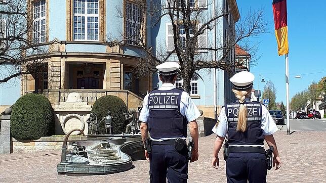 Dienstag, kurz nach der Mittagszeit. Eine Polizeistreife patroulliert vor dem blauen Rathaus.