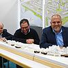 Bei der Vorstellung des ersten Preises im Milchwerk (von links): Manuel Jobi und Wolfgang Keller vom Dezernat Umwelt, Planen, Bauen mit ...