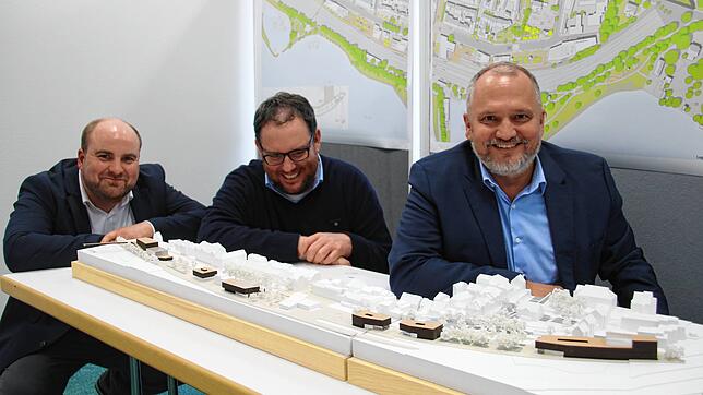 Bei der Vorstellung des ersten Preises im Milchwerk (von links): Manuel Jobi und Wolfgang Keller vom Dezernat Umwelt, Planen, Bauen mit ...