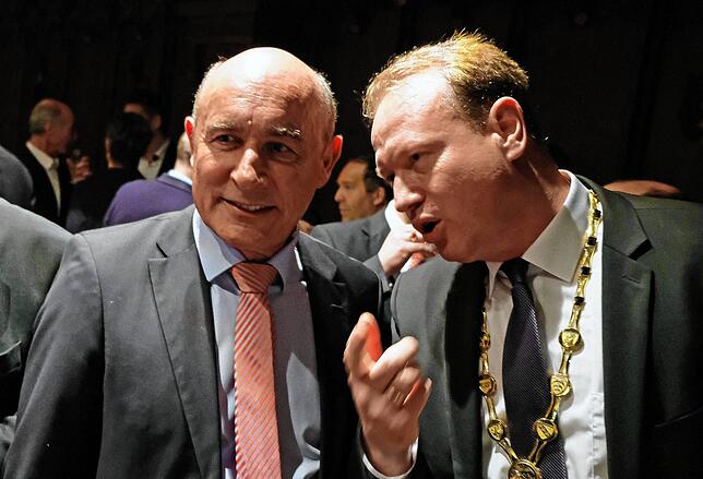 Beim Dreikönigstrunk 2019 führte Oberbürgermeister Jan Zeitler (rechts) den Botschafter a.D. und Überlinger Neu-Bürger Dieter W. Haller ...