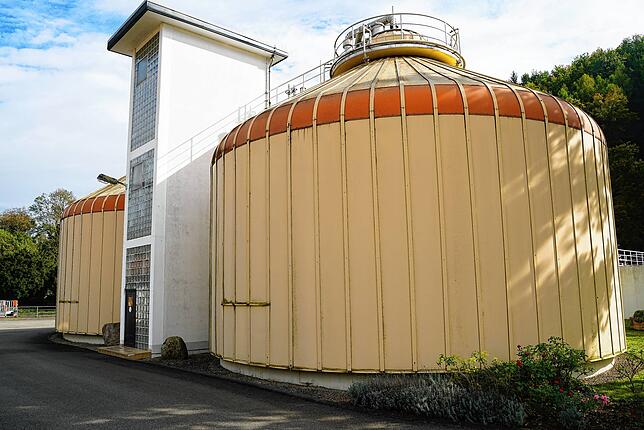 Der aus den Becken abtransportierte Klärschlamm gelangt zum Teil in große Faultürme. Bei einer Temperatur um die 35 bis 37 Grad gewinnt ...
