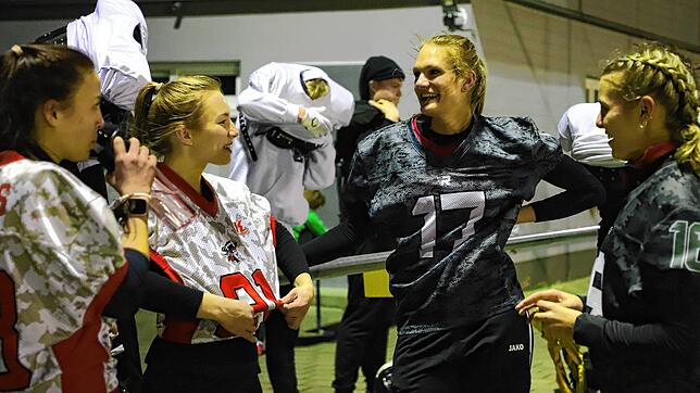 Jana Westhauser (rechts) mit ihren Mitspielerinnen Alina Saß, Alexandra Wagner und Jessica Ronnecker während einer kurzen Pause im Training.