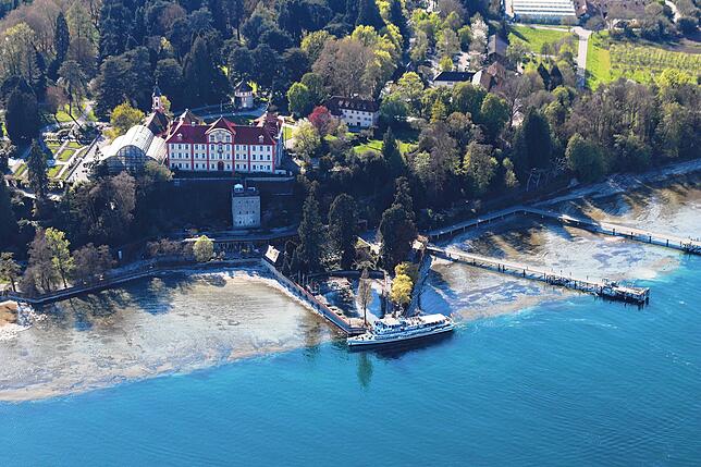 Die Schiffe verkehren auf dem Bodensee natürlich trotz des niedrigen Pegels. Egal ob sie Touristen auf die Mainau bringen...