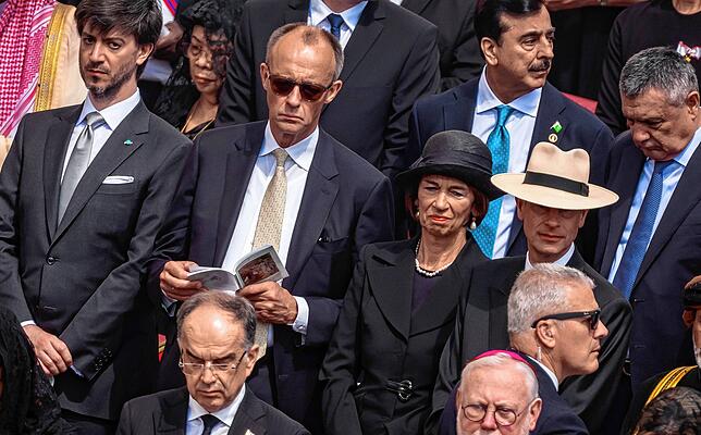Bundeskanzler Friedrich Merz (CDU) und Charlotte Merz, Ehefrau von Kanzler Merz, nehmen an der Amtseinführung des neuen Papstes Leo XIV. ...