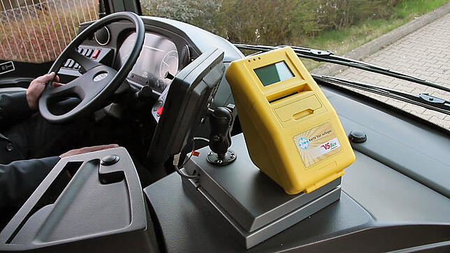 In allen Verkehrsmitteln im Verbund können Fahrgäste mit ihrer elektronischen Fahrkarte bezahlen. Die Karte muss dafür einfach auf den ...