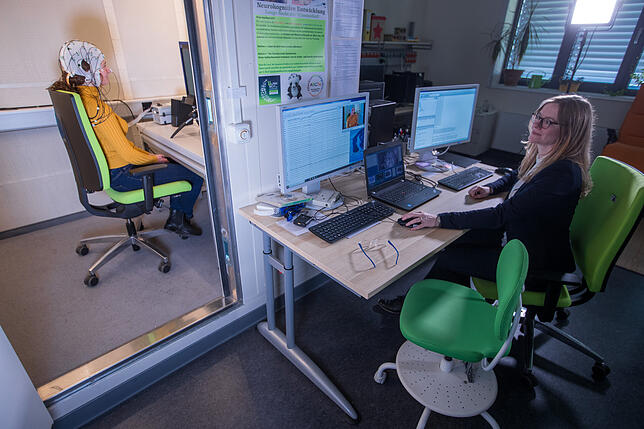 Entwicklungspsychologin Nicole Wetzel beobachtet an Monitoren im Labor für Neurobiologie am Leibniz-Institut bei einer Probandin die ...