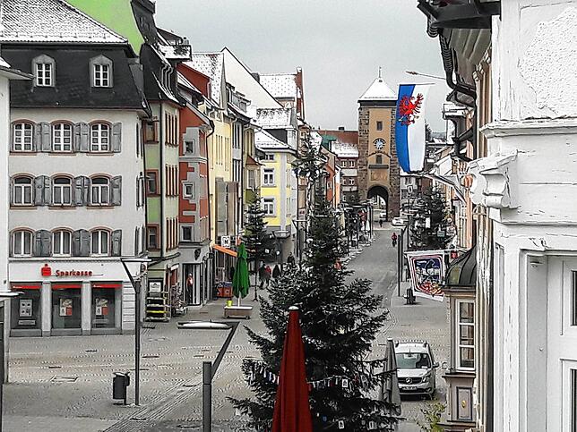 Weihnachts- werden zu Fastnachtsbäume, die Fahnen hängen. Mehr weist derzeit nicht auf die fünfte Jahreszeit hin. Bleibt es in ...