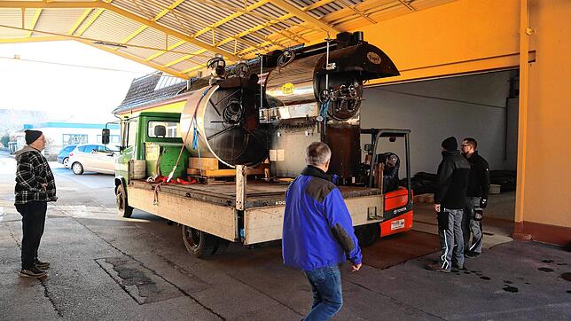 Vorsichtig wird das Herzstück der Kaffeerösterei, der tonnenschwere Röstofen, transportiert. Bild: Thomas Winckelmann