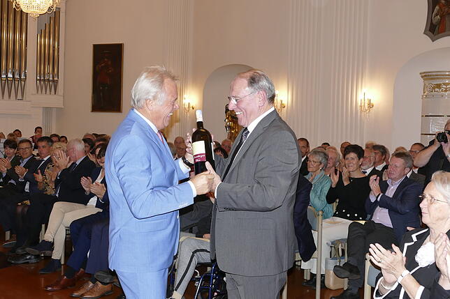 Hermann Primus, Bürgermeister der Partnergemeinde St. Paul und Freund von Johann Meier, überreichte ein Geschenk.
