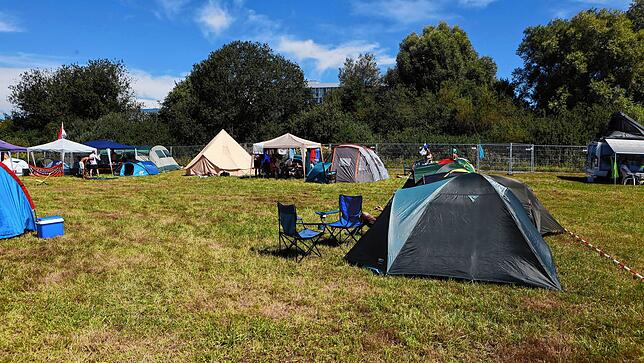 Bild 7: So sieht Vorfreude auf das Seenachtfest aus! Auf dem Konstanzer Flugplatz wird wieder gecampt