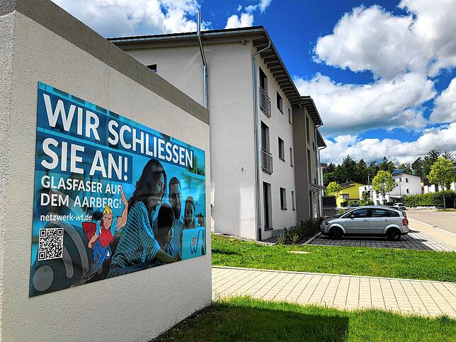 Mit Plakaten werben die Stadtwerke Waldshut-Tiengen, wie hier in der Eschenstraße, für das Glasfasernetz.