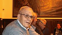 50 Jahre Mitglied im Gemeinderat Radolfzell: Stadtrat Walter Hiller an seinem Platz im Bürgersaal, hinter ihm die Fraktionskollegen ...