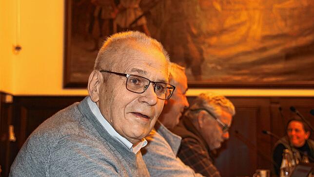 50 Jahre Mitglied im Gemeinderat Radolfzell: Stadtrat Walter Hiller an seinem Platz im Bürgersaal, hinter ihm die Fraktionskollegen ...