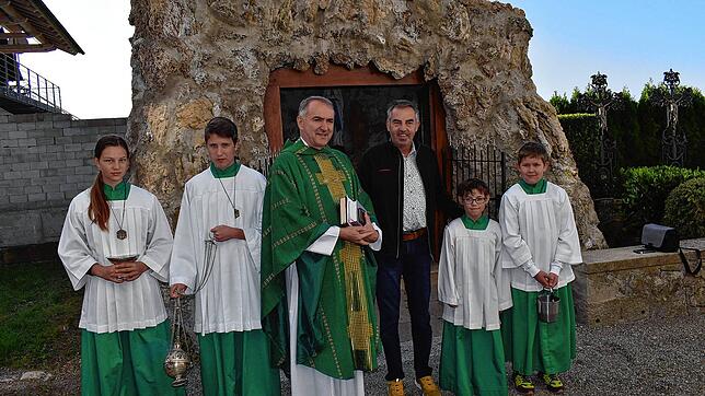 Pfarrer Christoph Eichkorn segnete die sanierte Lourdes Mariengrotte. Nach umfangreichen Arbeiten von Ehrenamtlichen konnte sie wieder ...